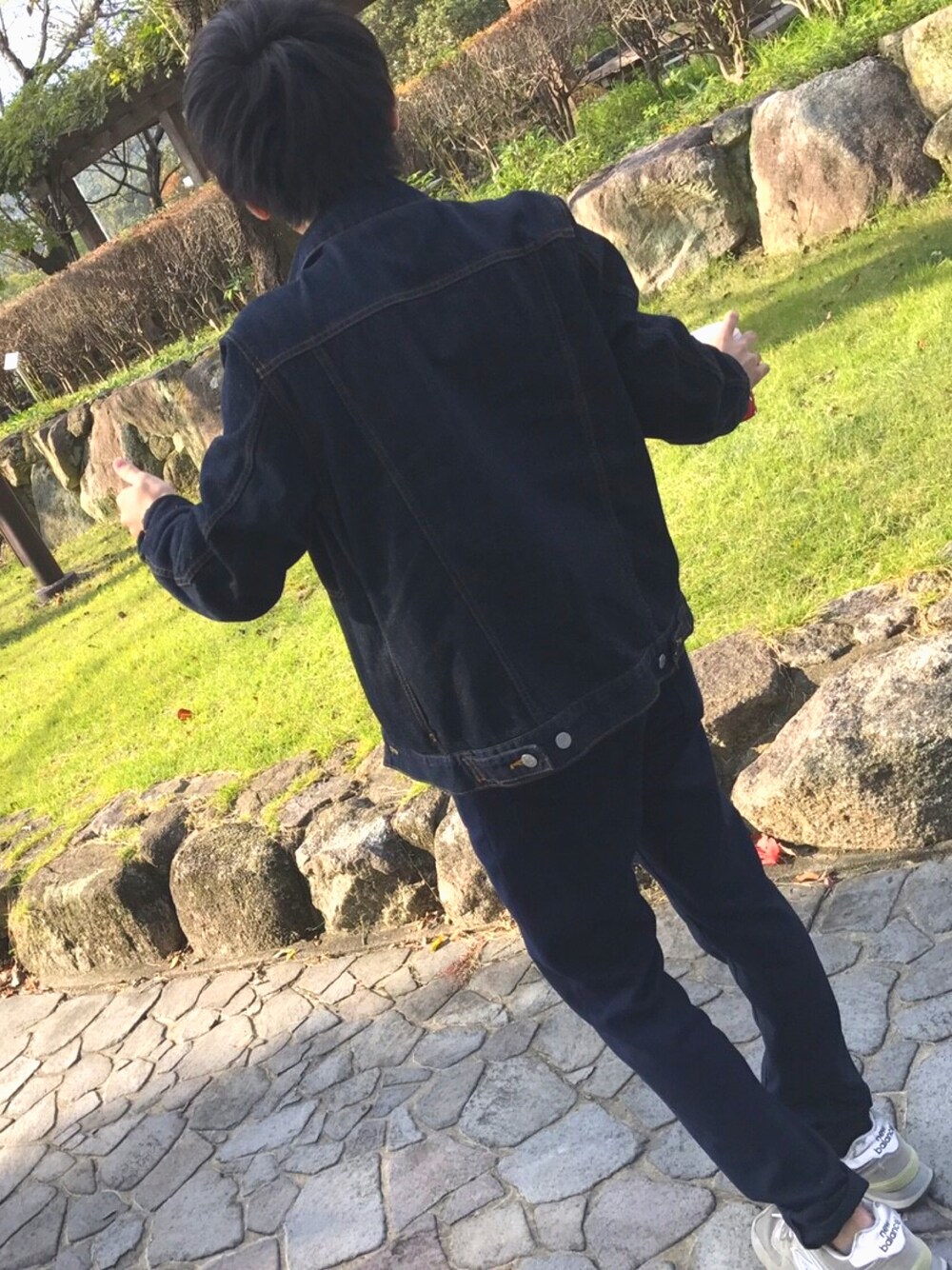 ブルー系のデニムジャケット、ブルー系のその他パンツ、ベージュ系のニット/セーターを着用したメンズの春コーディネートの1枚目の写真