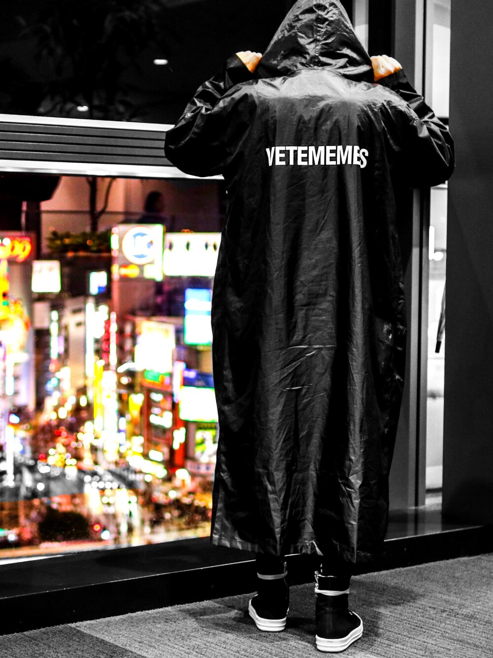 「RICK OWENS、黒」｜「vetememesのアイテム（その他アウター、ブラック系）」を使った、ぷさん（メンズ・174cm）の冬コーディネートの1枚目の写真