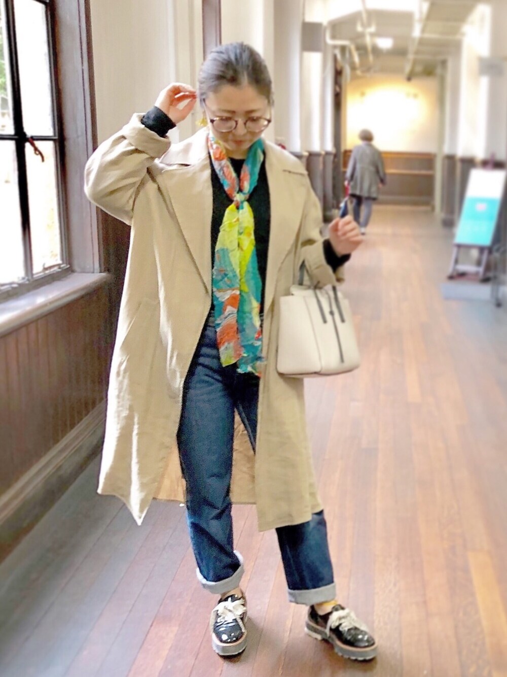 ZARAのトレンチコートを使った「スカーフ」の人気ファッション