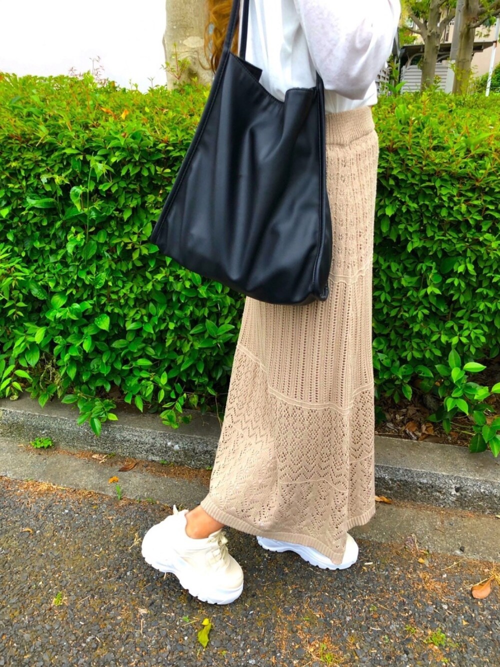 「かぎ針、スニーカー、カジュアル、厚底スニーカー、SpRay、レザーバッグ、SPRAY PREMIUM」｜「SpRayのトートＢＡＧ（トートバッグ、ブラック系）」を使った、SpRay PREMIUMむさし村山店さん（レディース・160cm）の春コーディネートの1枚目の写真