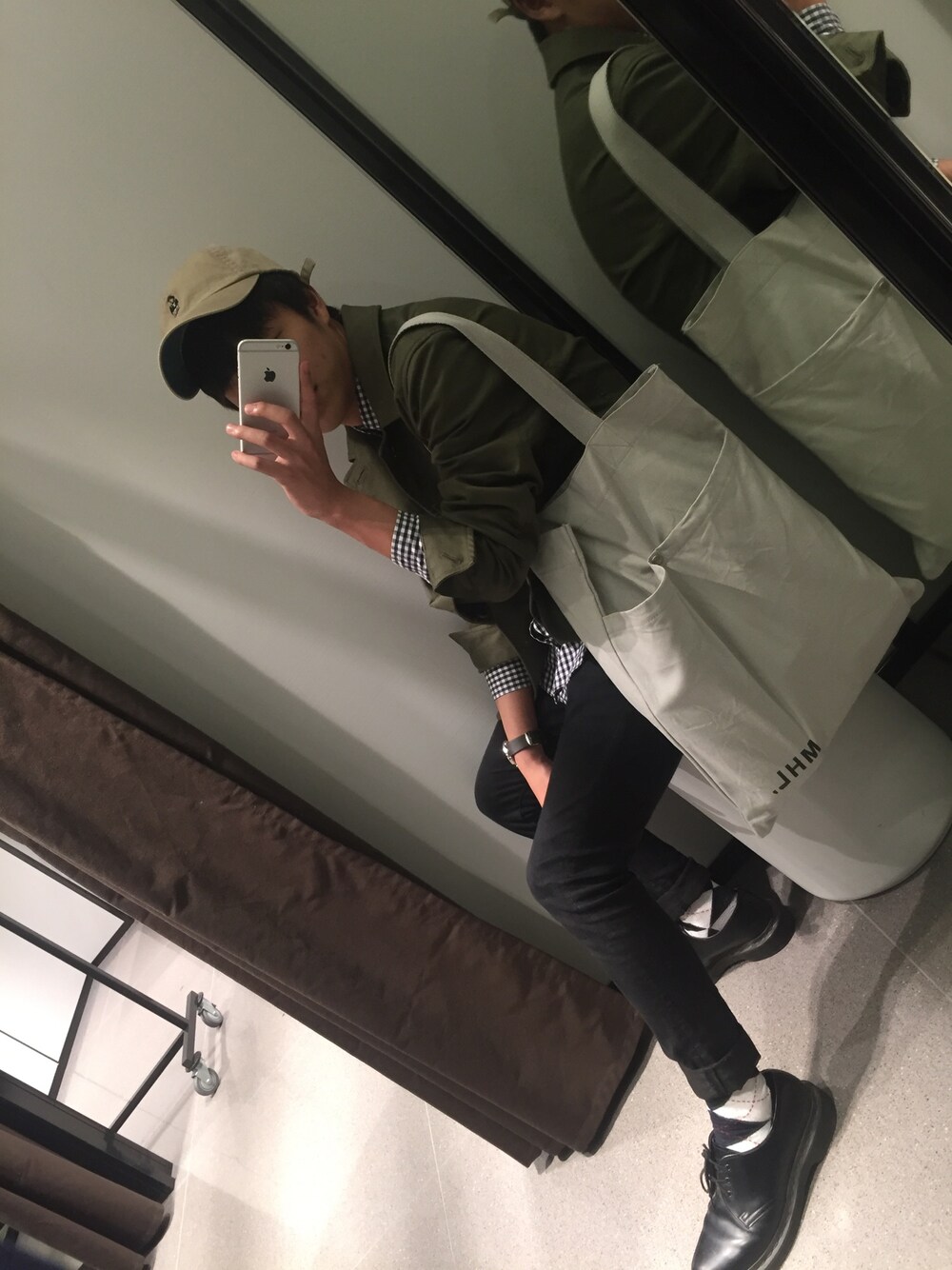 「MHL.」｜「MHL.のBASIC COTTON CANVAS（トートバッグ、グレー系）」を使った、TaKaShiさん（メンズ・164cm）の春コーディネートの1枚目の写真