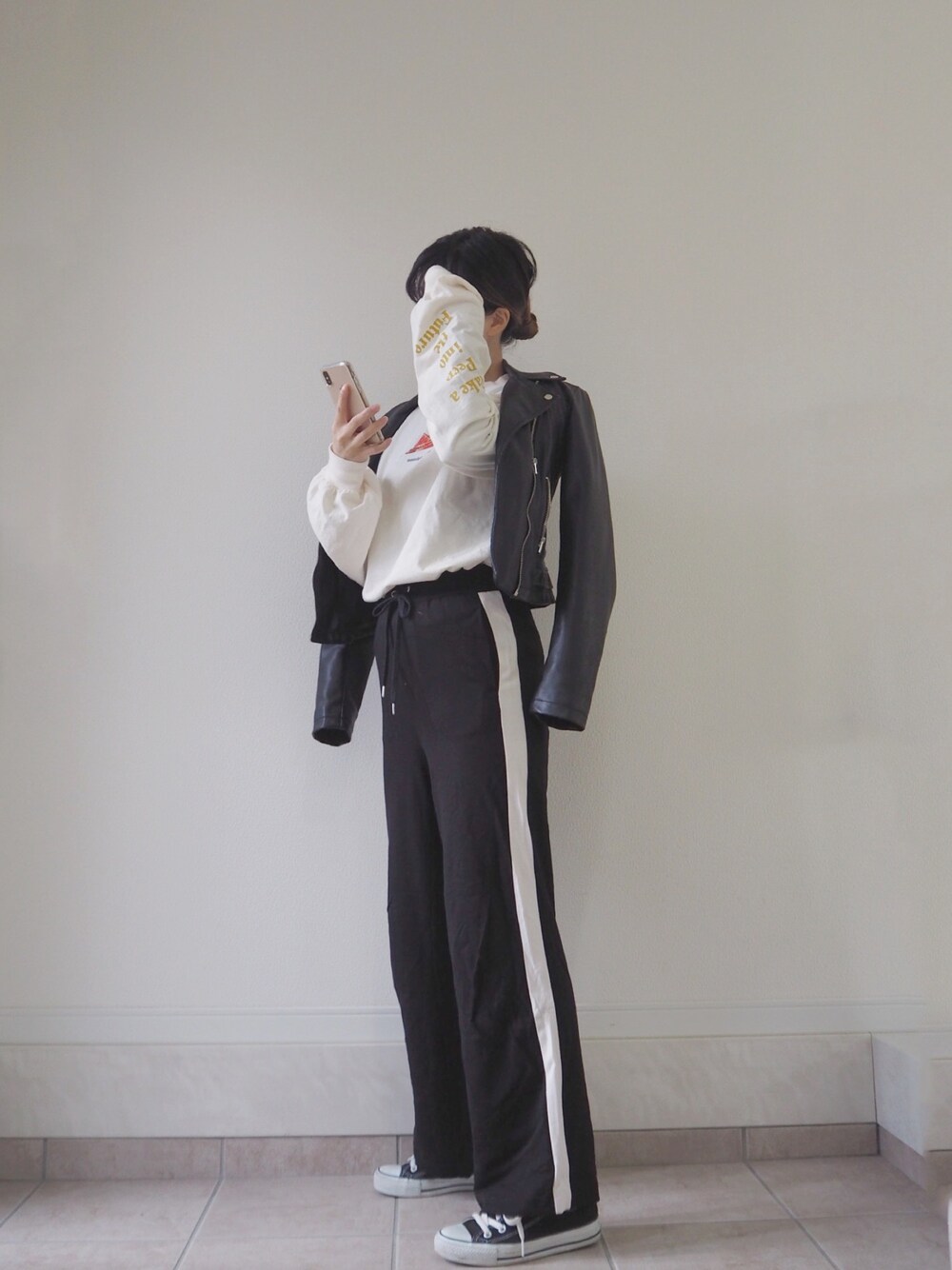 「平成最後のWEARISTAセンバツ、シンプルコーデ、GU、ママコーデ、moussy、ZARA、コンバース」｜「ZARAのアイテム（ライダースジャケット、ブラック系）」を使った、__rp02さん（レディース・160cm）の春コーディネートの1枚目の写真