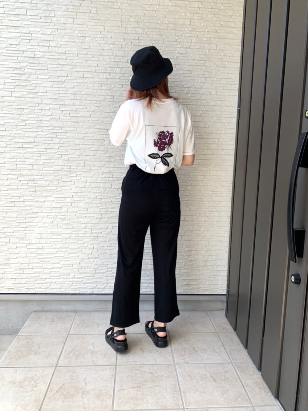 「大人カジュアル、休日スタイル、シンプルコーデ、マウジー、moussy、murua、ママコーデ、ママファッション」｜「MOUSSYのBUCKET ハット（ハット、ブラック系）」を使った、__rp02さん（レディース・160cm）の秋コーディネートの1枚目の写真