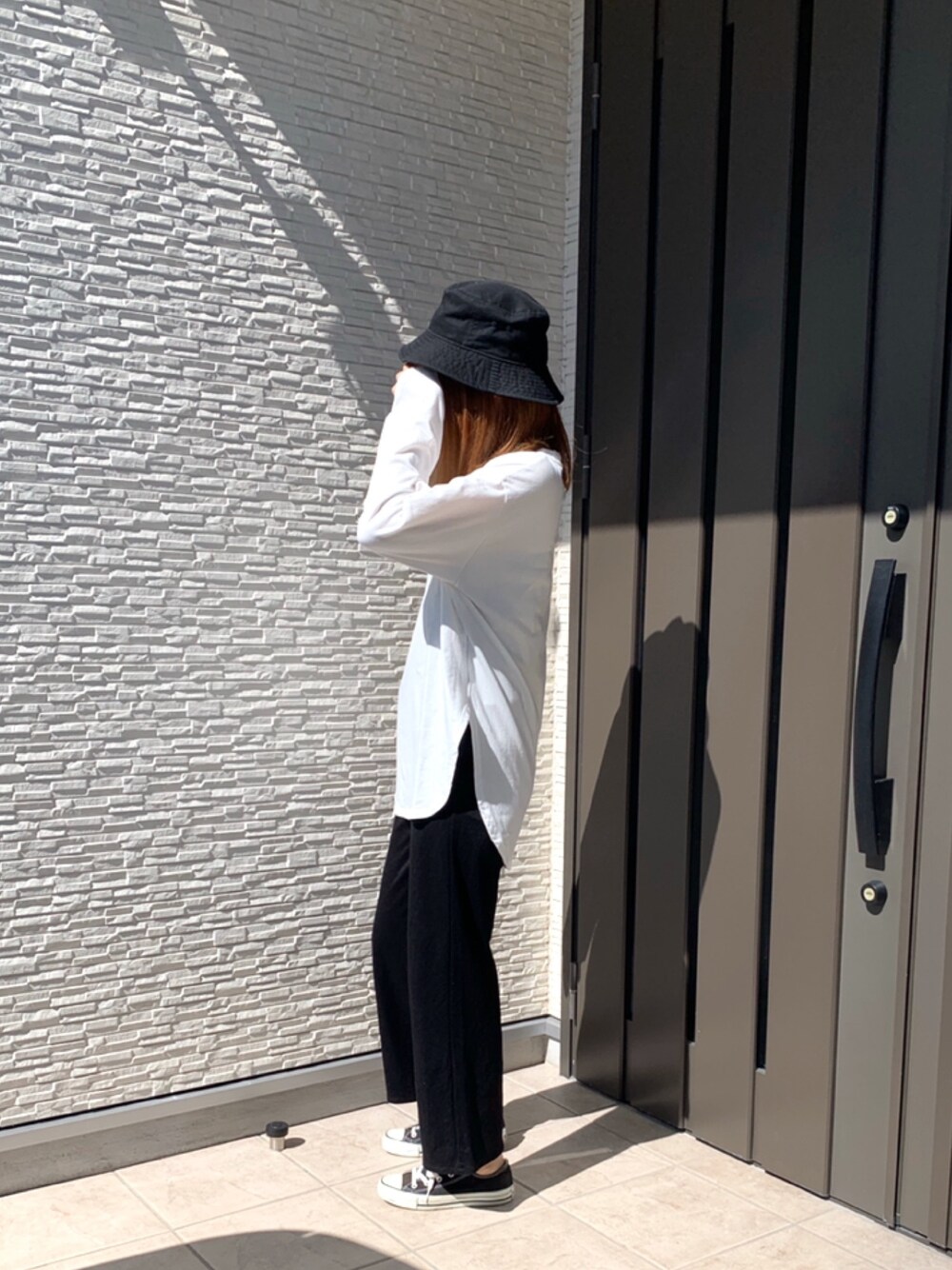 「オトナカジュアル、カジュアルコーデ、シンプル、秋のコーデ、converse、ママコーデ、ママファッション、マウジー、moussy、GU」｜「MOUSSYのLINEN COTTON BUCKET ハット（ハット、ブラック系）」を使った、__rp02さん（レディース・160cm）の秋コーディネートの1枚目の写真