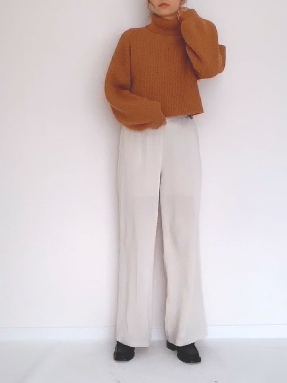「秋のコーデ、シンプル、パンツスタイル、大人コーデ、ママコーデ、moussy」｜「MOUSSYのBACK OPEN TURTLE NECK ニット（ニット/セーター、イエロー系）」を使った、__rp02さん（レディース・160cm）の秋コーディネートの1枚目の写真