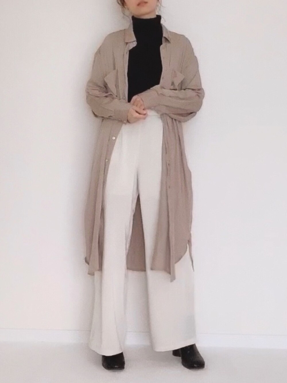 「大人カジュアル、シンプル、オトナ女子、タートルネックニット、ママファッション、GU、GUコーデ、タートルネック」｜「MOUSSYのRELAX SATIN パンツ（その他パンツ、ホワイト系）」を使った、__rp02さん（レディース・160cm）の秋コーディネートの1枚目の写真