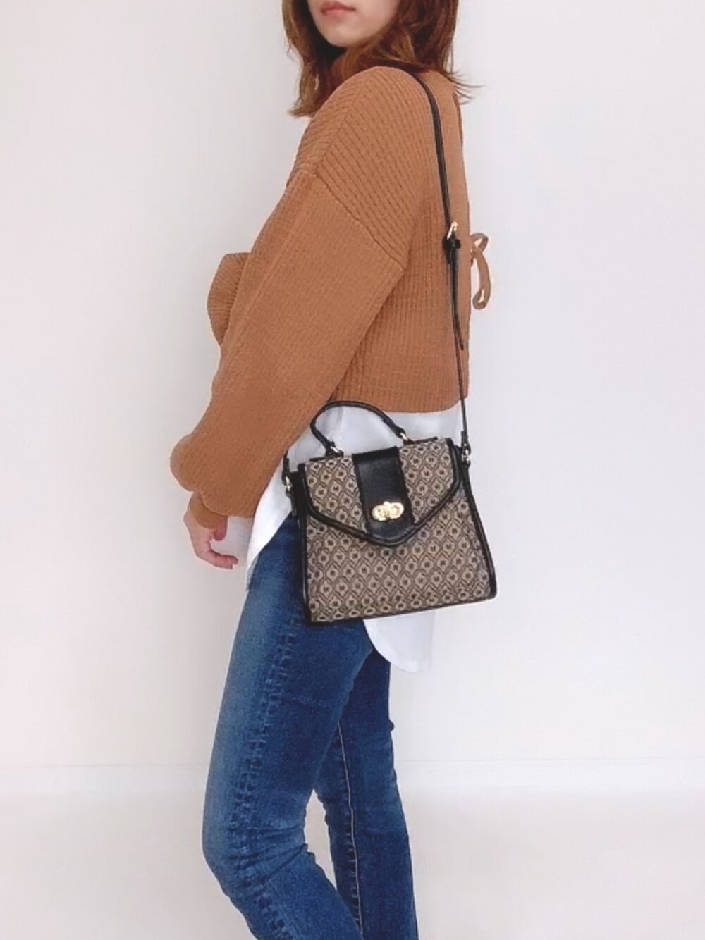 「カジュアルコーデ、オトナカジュアル、タートルネック、ショルダーバッグ、moussy、ママコーデ、ママファッション」｜「MOUSSYのBACK OPEN TURTLE NECK ニット（ニット/セーター、イエロー系）」を使った、__rp02さん（レディース・160cm）の冬コーディネートの1枚目の写真