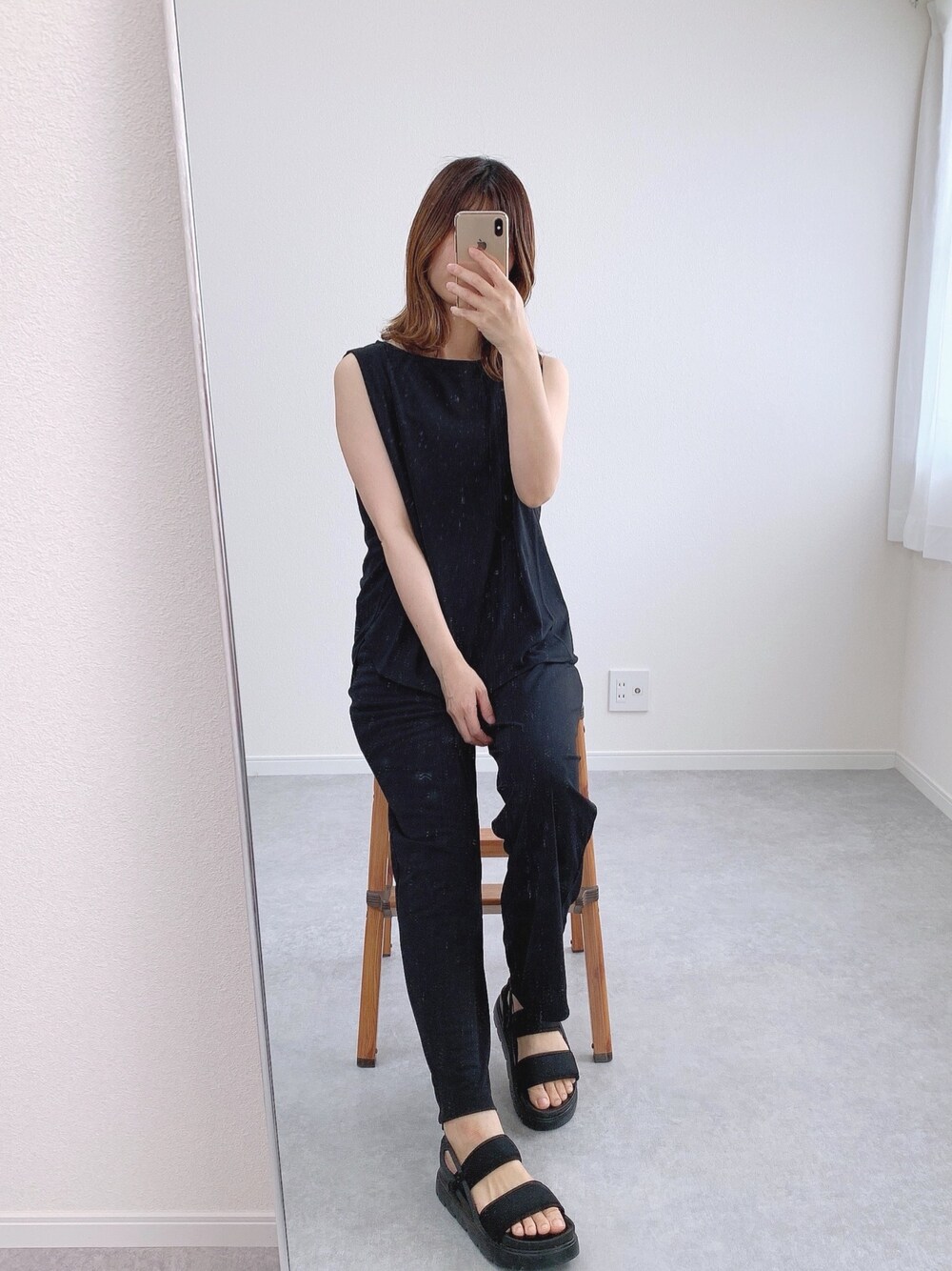「休日コーデ、ゆるコーデ、パンツコーデ、ママコーデ、ユニクロ、ユニクロコーデ」｜「UNIQLOのクレープジャージーT（ノースリーブ）セットアップ可能（Tシャツ/カットソー、ブラック系）」を使った、__rp02さん（レディース・160cm）の春コーディネートの1枚目の写真