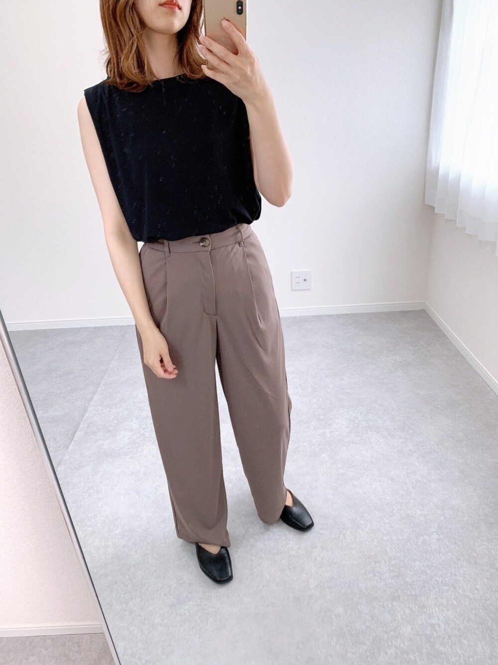 「きれいめカジュアル、大人カジュアル、プチプラ、ママファッション、ママコーデ」｜「UNIQLOのクレープジャージーT（ノースリーブ）セットアップ可能（Tシャツ/カットソー、ブラック系）」を使った、__rp02さん（レディース・160cm）の春コーディネートの1枚目の写真