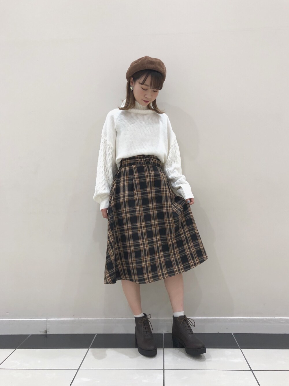「earth music&ecology、ORiental TRaffic(ORiental TRaffic)、大人ガーリー、チェックスカート、ケーブルニット、白ニット、ボリューム袖、オトナカジュアル、ベレー帽、秋冬コーデ」｜「earth music&ecologyの・ソデケーブルニットプルオーバー（ニット/セーター、ホワイト系）」を使った、nagiさん（レディース・157cm）の秋コーディネートの1枚目の写真