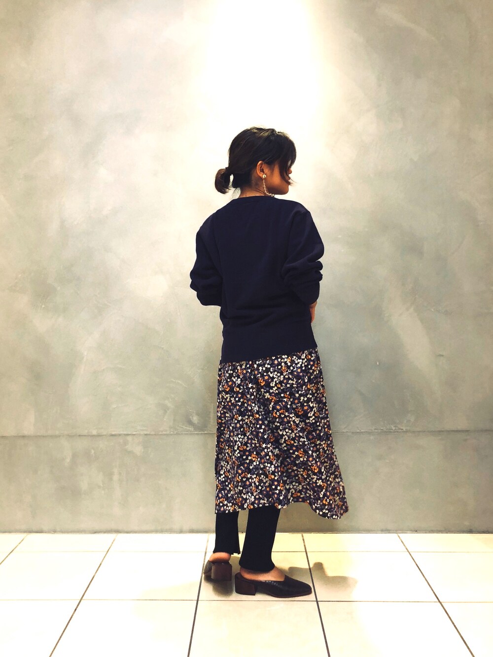 パープル系のスウェット、パープル系のスカート、ブラック系のその他パンツを着用したレディースの秋コーディネートの1枚目の写真