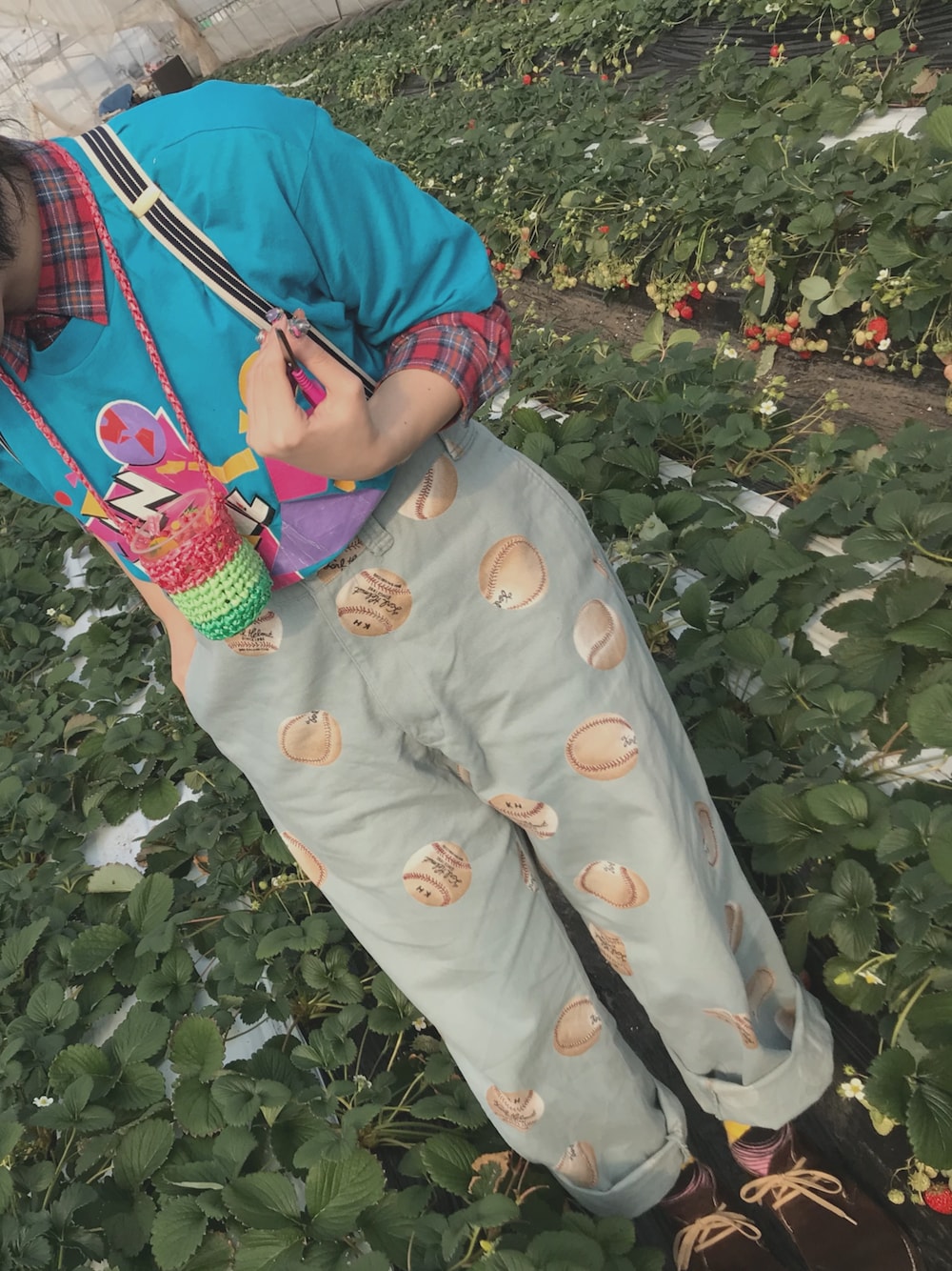 「イチゴ狩り、カールヘルム、ベースボールパンツ、パンツスタイル、今日のコーデ、おしゃれさんと繋がりたい」｜「KARL HELMUTのアイテム（チノパンツ、ブルー系）」を使った、mkさん（レディース・160cm）の春コーディネートの1枚目の写真