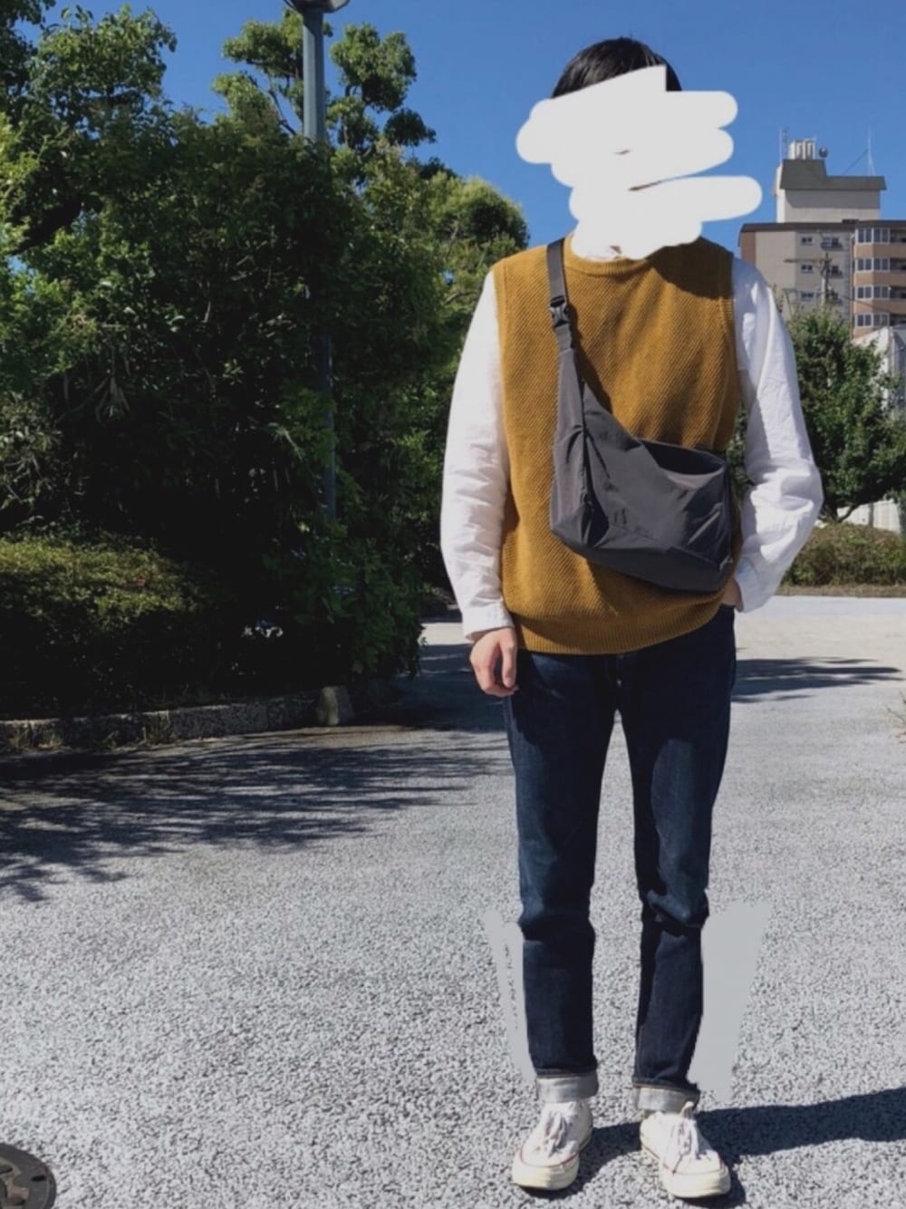 イエロー系のベスト、ホワイト系のシャツ/ブラウス、ブラック系のショルダーバッグを着用したメンズの夏コーディネートの1枚目の写真