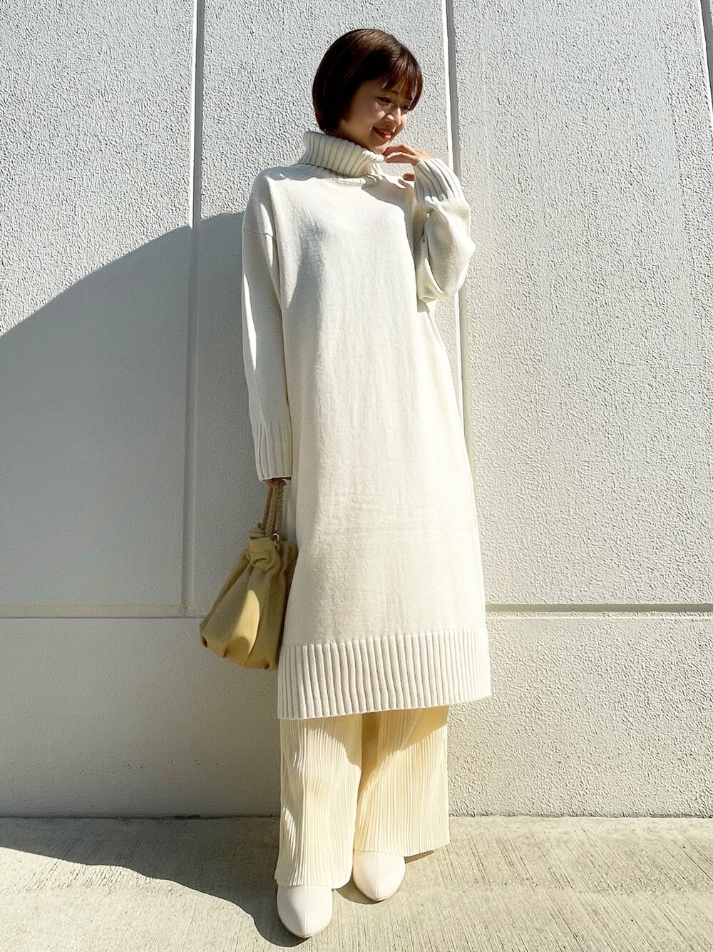 ホワイト系のワンピース、ベージュ系のショルダーバッグ、ホワイト系のその他パンツを着用したレディースの秋コーディネートの1枚目の写真
