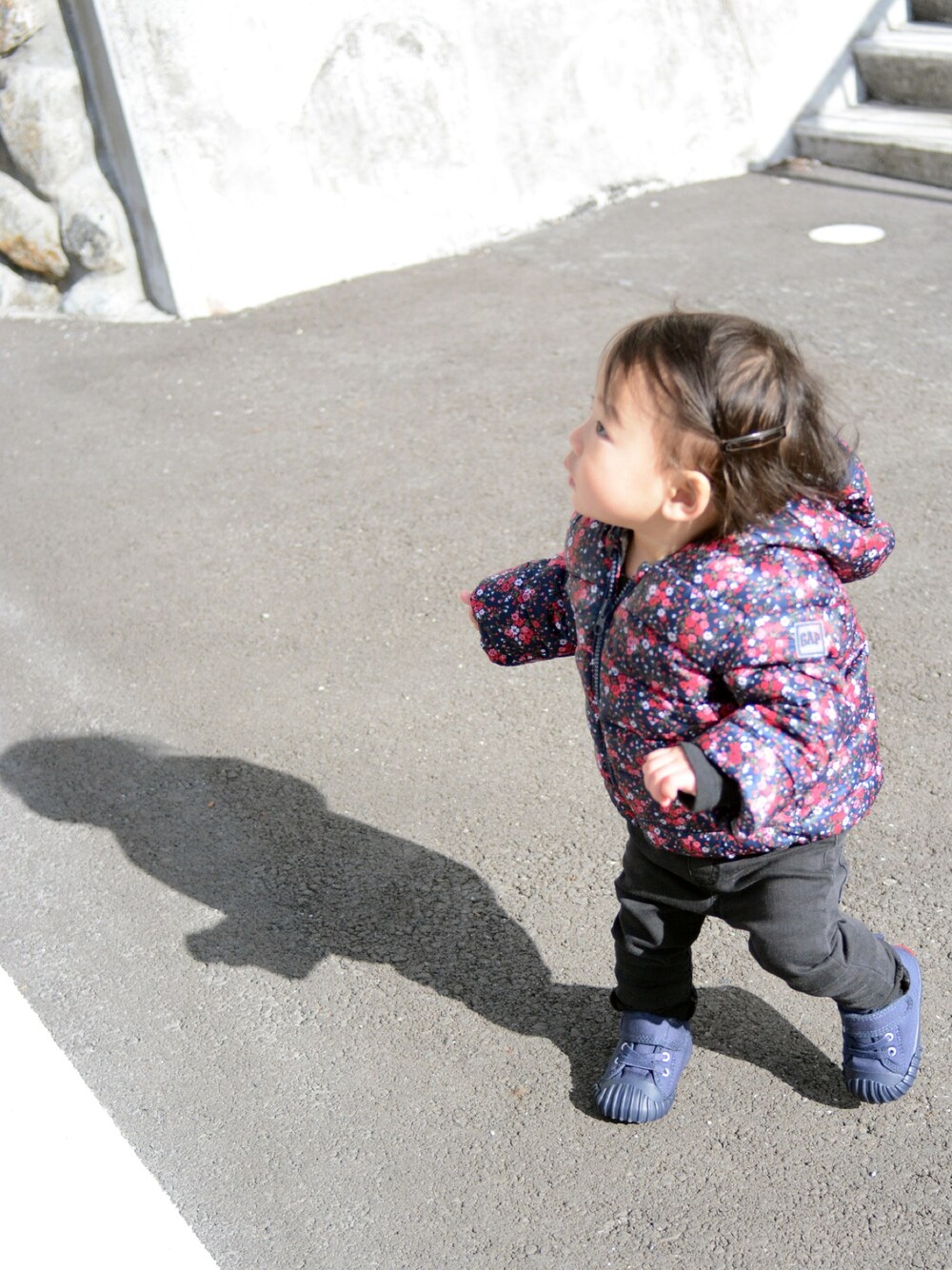 「H&M、converse、babygap、ダウンジャケット、スキニー、スニーカー、1歳1ヶ月、おんなのこ」｜「babyGAPのアイテム（ダウンジャケット/コート、ブルー系）」を使った、HANAさん（キッズ・70cm）の冬コーディネートの1枚目の写真