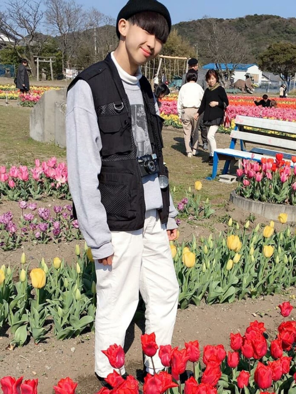 「UNIQLOのアイテム（その他パンツ、ホワイト系）」を使った、仁モンさん（メンズ・165cm）の春コーディネートの1枚目の写真