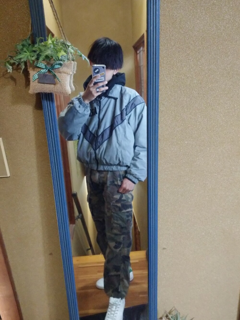「古着のアイテム（ブルゾン、グレー系）」を使った、仁モンさん（メンズ・165cm）の春コーディネートの1枚目の写真