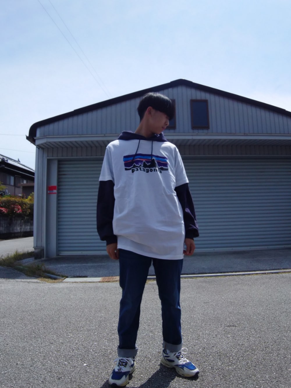 「patagoniaのアイテム（Tシャツ/カットソー、ホワイト系）」を使った、仁モンさん（メンズ・165cm）の春コーディネートの1枚目の写真