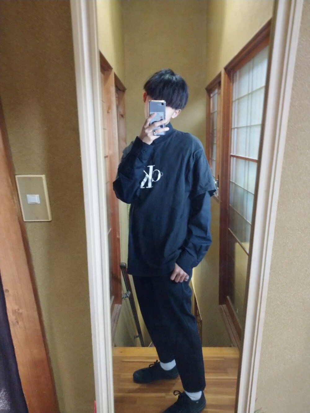 「Calvin Kleinのアイテム（Tシャツ/カットソー、ブラック系）」を使った、仁モンさん（メンズ・165cm）の春コーディネートの1枚目の写真