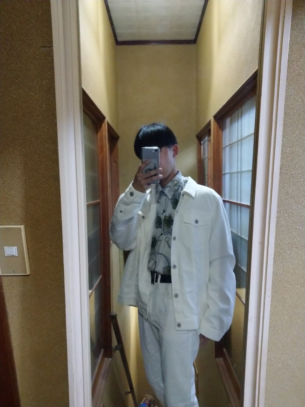 「古着のアイテム（シャツ/ブラウス、ホワイト系）」を使った、仁モンさん（メンズ・165cm）の春コーディネートの1枚目の写真