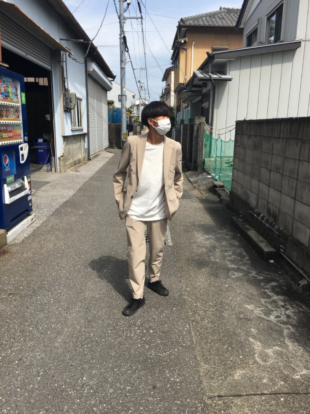 「GUのアイテム（テーラードジャケット、ベージュ系）」を使った、仁モンさん（メンズ・165cm）の夏コーディネートの1枚目の写真