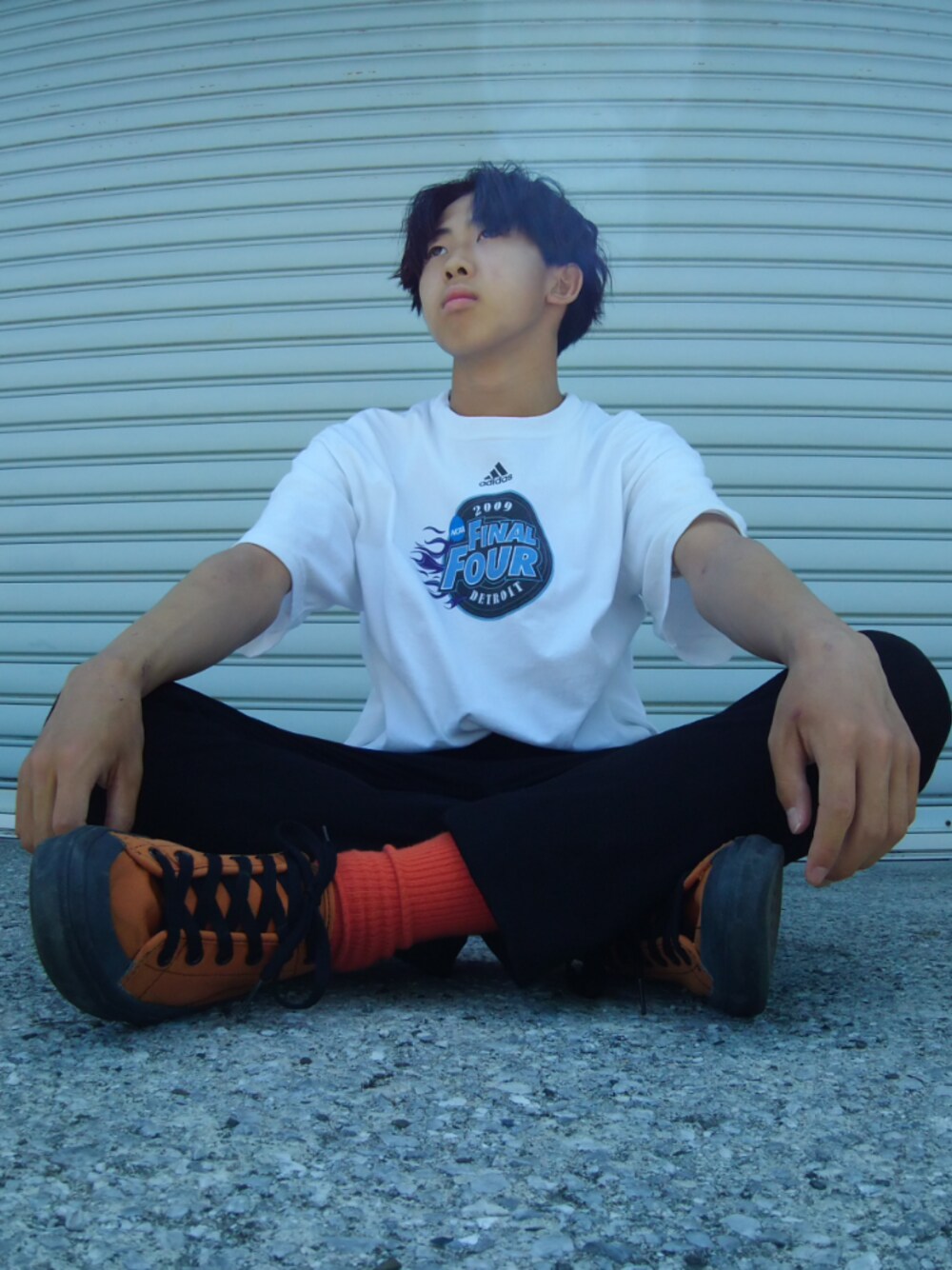 「adidasのアイテム（Tシャツ/カットソー、ホワイト系）」を使った、仁モンさん（メンズ・165cm）の夏コーディネートの1枚目の写真