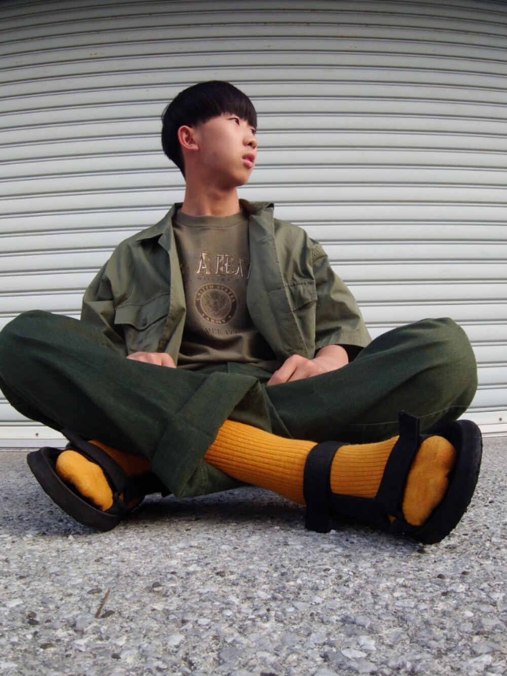 「古着のアイテム（Tシャツ/カットソー、グリーン系）」を使った、仁モンさん（メンズ・165cm）の夏コーディネートの1枚目の写真