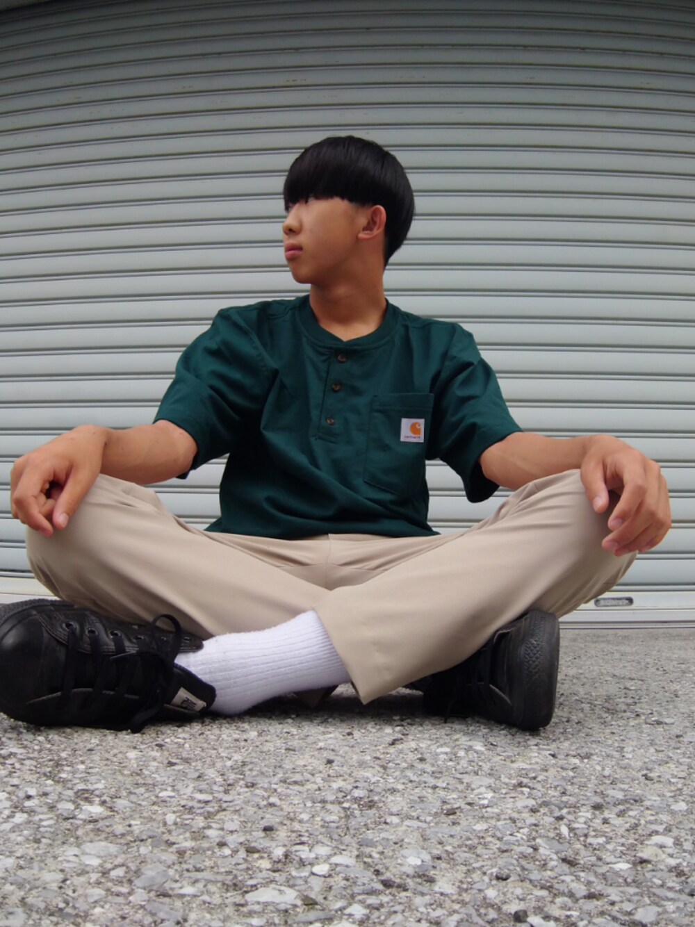 「Carharttのアイテム（Tシャツ/カットソー、グリーン系）」を使った、仁モンさん（メンズ・165cm）の夏コーディネートの1枚目の写真