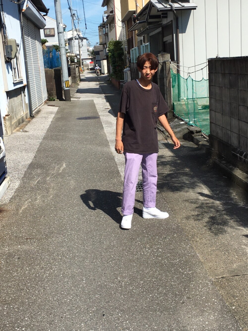 「NIKEのアイテム（スニーカー、ホワイト系）」を使った、仁モンさん（メンズ・165cm）の秋コーディネートの1枚目の写真
