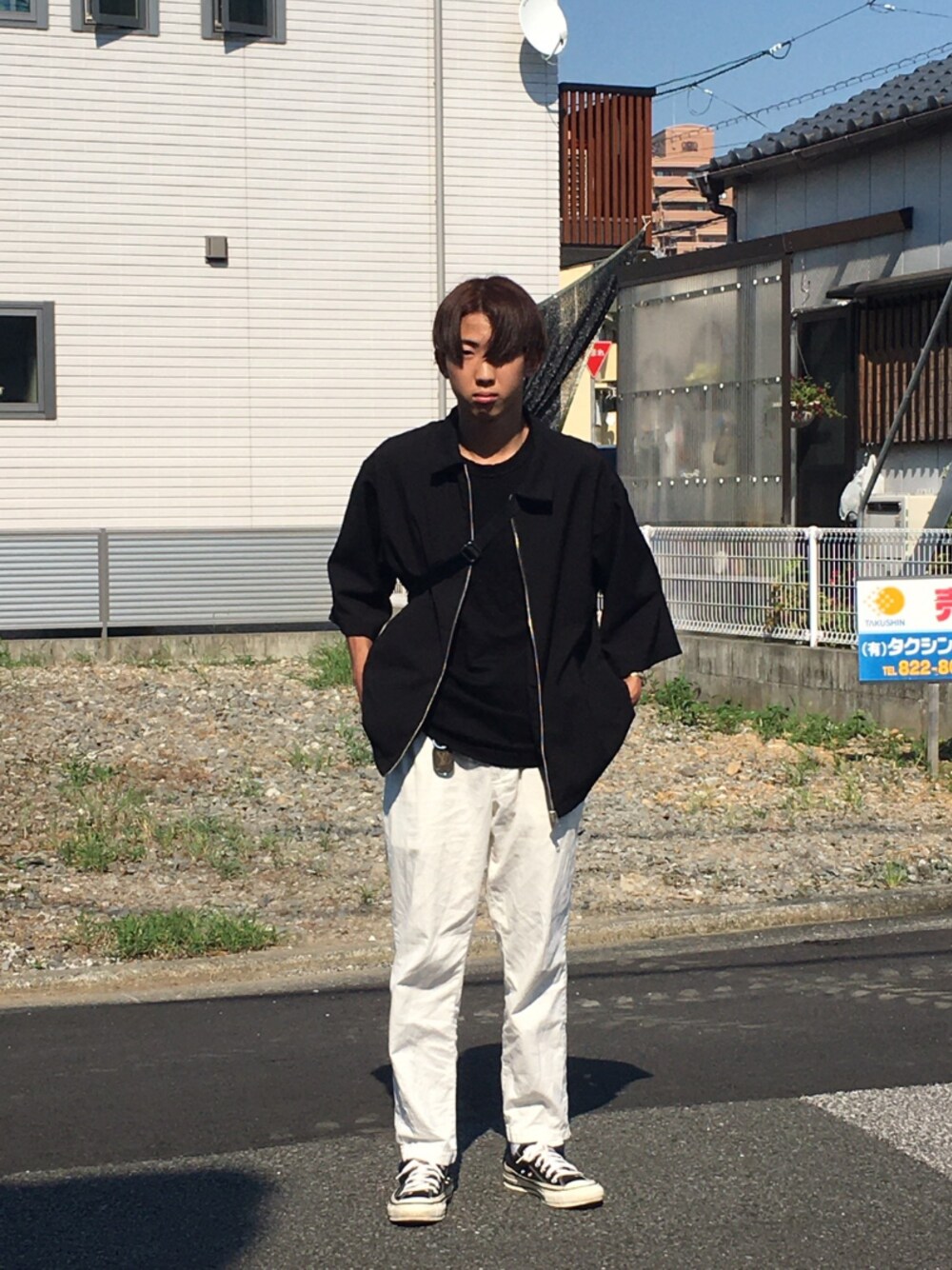 「CONVERSEのアイテム（スニーカー、ブラック系）」を使った、仁モンさん（メンズ・165cm）の秋コーディネートの1枚目の写真