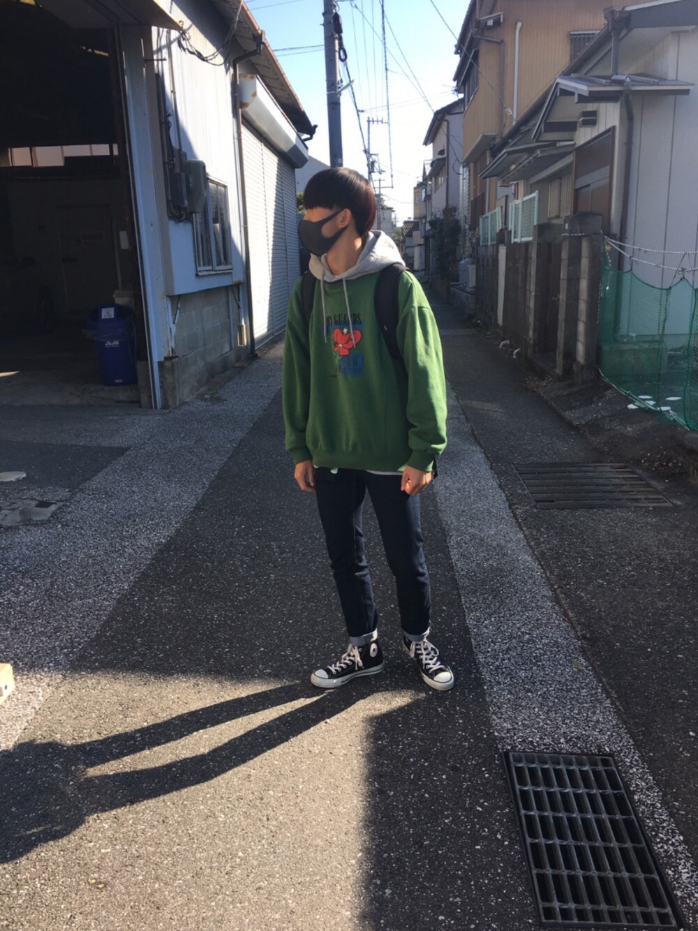 「CONVERSEのアイテム（スニーカー、ブラック系）」を使った、仁モンさん（メンズ・165cm）の秋コーディネートの1枚目の写真