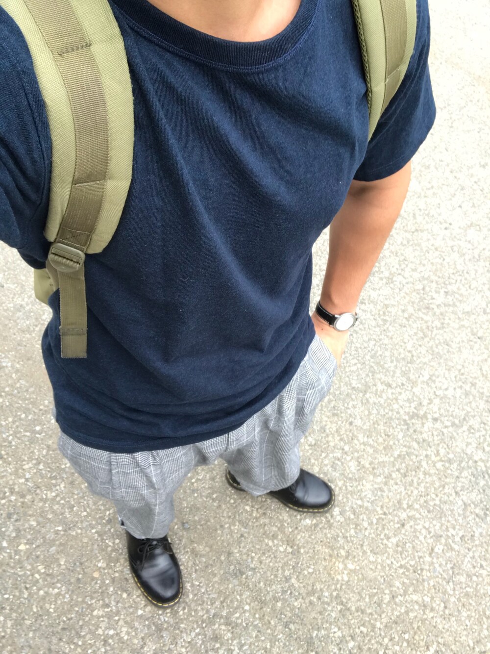 「ユニクロ、Dr.Martens、SEIKO、夏コーデ、きれいめカジュアル」｜「UNIQLOのクルーネックT（半袖）（Tシャツ/カットソー、ブルー系）」を使った、Taiseiさん（メンズ・175cm）の夏コーディネートの1枚目の写真