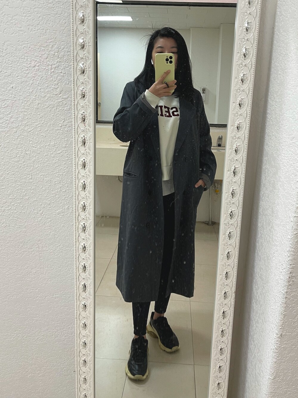 「ootd、街头搭配、休闲、コート、PUMA、通勤穿搭、oversize」｜「PUMAのPUMA プーマ PUMA x RHUDE CELL キング スニーカー（スニーカー、ブラック系）」を使った、mojojoさん（レディース・152cm）の冬コーディネートの1枚目の写真
