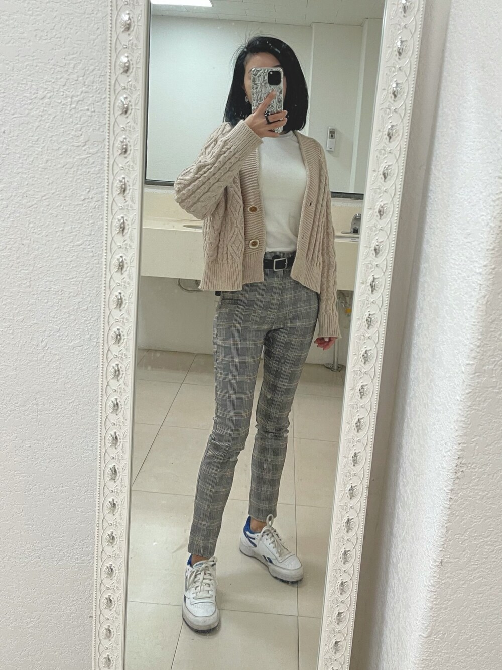 「ootd、球鞋、セーター、格紋、街头搭配、基础款、复古」｜「Reebokのクラブ シー [Club C Revenge Shoes] リーボック（スニーカー、グレー系）」を使った、mojojoさん（レディース・152cm）の冬コーディネートの1枚目の写真