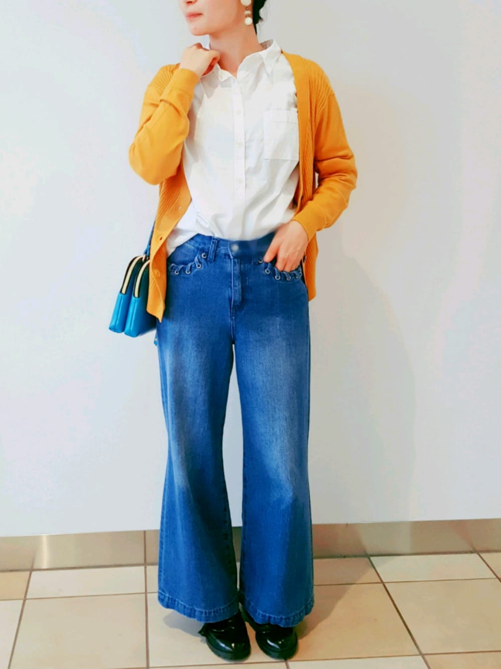 「デニム、カーディガン、シャツスタイル、ブルー×イエロー」｜「koeのハトメポケットデニムワイドパンツ（デニムパンツ、ブルー系）」を使った、NUIさん（レディース・158cm）の秋コーディネートの1枚目の写真