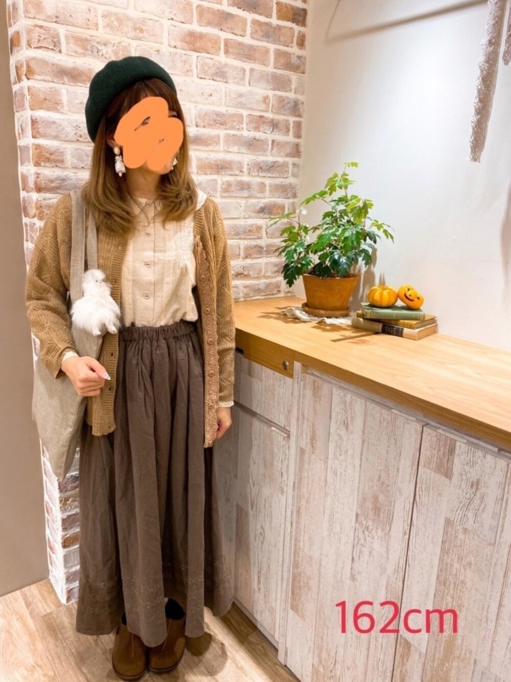 「162cm、秋のコーデ、サマンサ モスモス(Samansa Mos2)、サマンサモスモス、ベレー帽、ワントーンコーデ、ワントーンスタイル、刺繍スカート、レースブラウス、秋」｜「Samansa Mos2の裾刺繍スカート（スカート、ブラウン系）」を使った、sm2ogikuboさん（レディース・161cm）の秋コーディネートの1枚目の写真