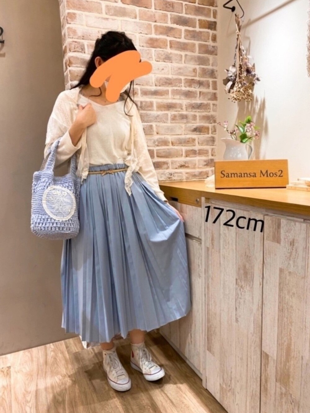 「サックスブルー、大人カジュアル、レース、チュールレース、サマンサ モスモス(Samansa Mos2)、ブルーコーデ、プリーツスカート、楽チンコーデ、長身女子」｜「Samansa Mos2のプリーツスカート（スカート、ブルー系）」を使った、sm2ogikuboさん（レディース・161cm）の春コーディネートの1枚目の写真