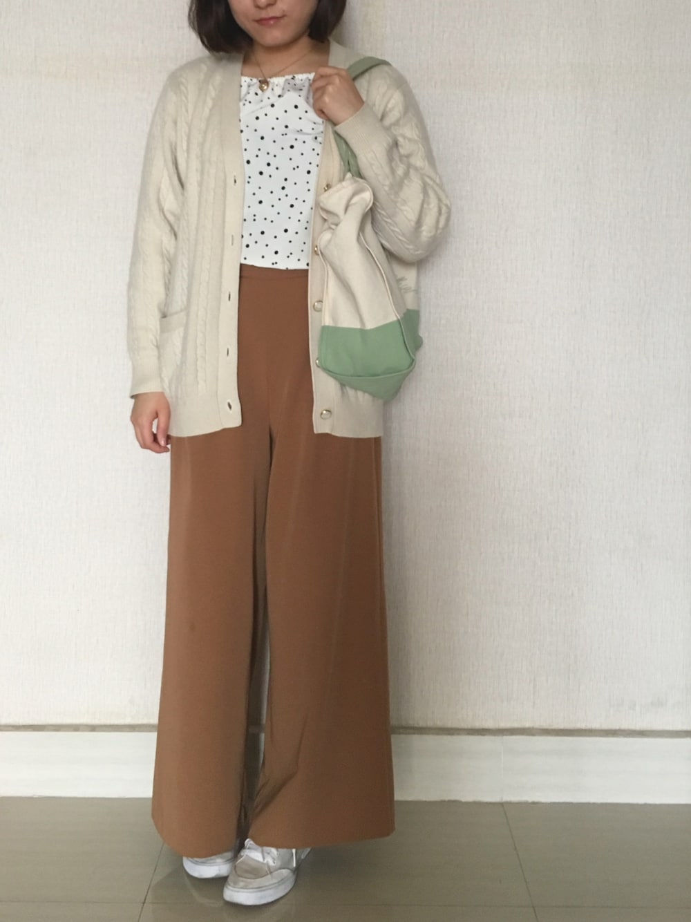「GUのアイテム（パンツ、ゴールド系）」を使った、YOUYOUさん（レディース・161cm）の春コーディネートの1枚目の写真
