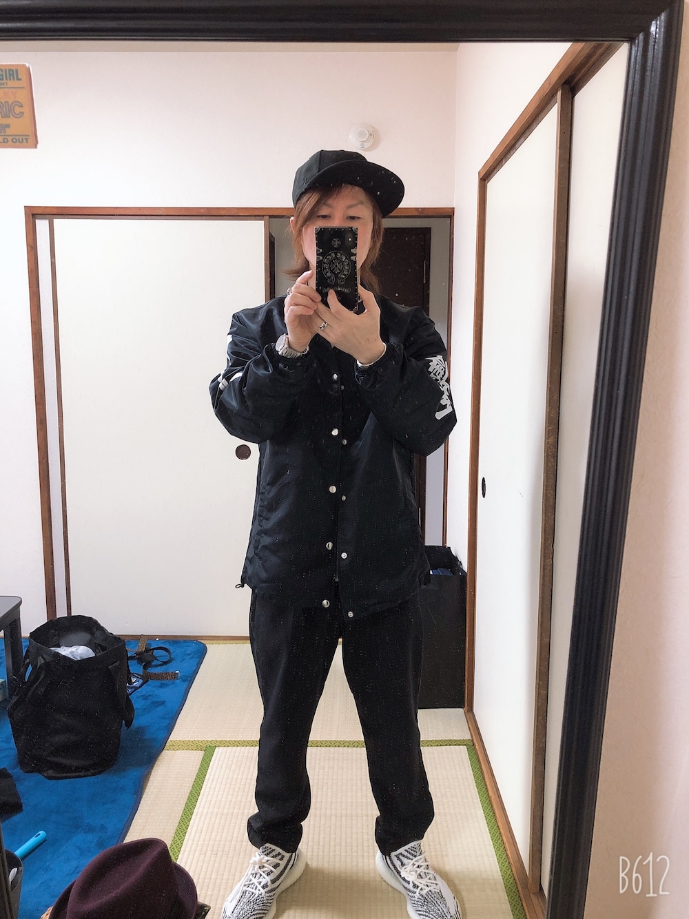 「おしゃれさんと繋がりたい、春夏コーデ、スニーカーコーデ、春コーデ、ブラック、モノトーン、ゆうな、イージーブースト、ジョンブル　プライベート　ラボ(Johnbull Private labo)、黒」｜「kansai yamamotoのアイテム（ナイロンジャケット、ブラック系）」を使った、アリマ サトシさん（メンズ・168cm）の春コーディネートの1枚目の写真