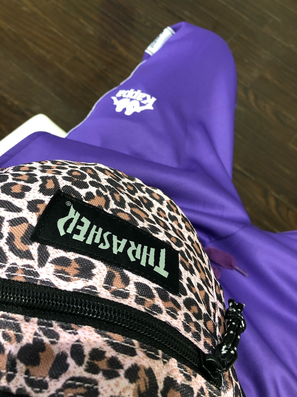 「お洒落さんとつながりたい、秋冬、シンプルコーデ、ラフ、KAPPA、THRASHER、ゆうな、オトナカジュアル、ストリートMIX、ひょう柄」｜「Kappaの【Kappa / カッパ】ジャージラインパンツ（その他パンツ、パープル系）」を使った、アリマ サトシさん（メンズ・168cm）の秋コーディネートの1枚目の写真