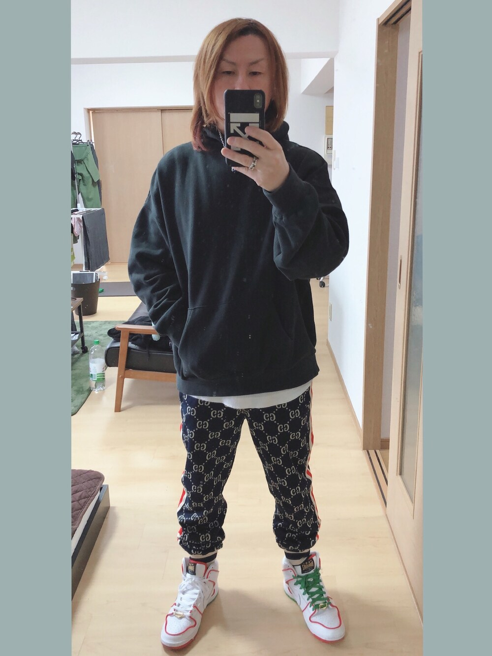 「パステル映える春、大人カジュアル、シンプル、ビッグシルエット、GUCCI、ESSENTIALS、エルメス、キレイめ、白スニーカー、ゆうな」｜「FOG ESSENTIALSのアイテム（パーカー、ブラック系）」を使った、アリマ サトシさん（メンズ・168cm）の春コーディネートの1枚目の写真