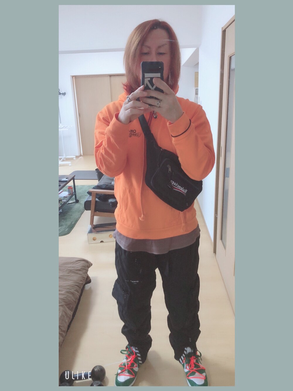 「春コーデ、スニーカー、お洒落さんとつながりたい、休日スタイル、カーゴパンツ、off white、クロムハーツ、NIKE、ゆうな、きれいめカジュアル」｜「CHROME HEARTSのアイテム（スウェット、オレンジ系）」を使った、アリマ サトシさん（メンズ・168cm）の春コーディネートの1枚目の写真