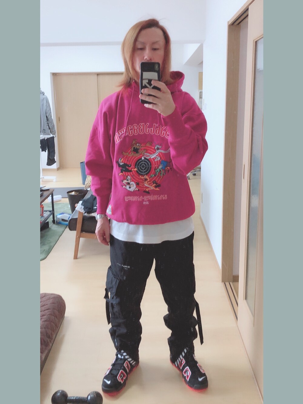 「春コーデ、お洒落さんとつながりたい、ヴェトモン、off white、カーゴパンツ、モアテン、ゆうな、スウェット、パステルカラー、ピンク」｜「VETEMENTSのアイテム（パーカー、ピンク系）」を使った、アリマ サトシさん（メンズ・168cm）の春コーディネートの1枚目の写真