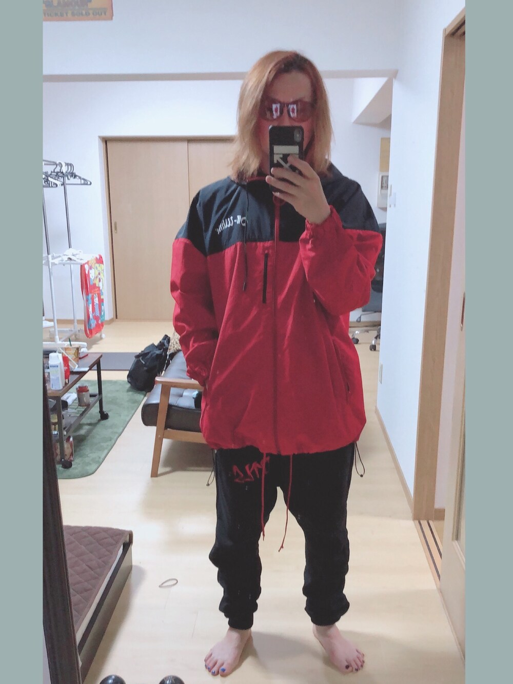 「カジュアル、off white、ctls、クロムハーツ、マウンテンパーカー、カタリスト、ビッグシルエット、Tシャツ、ゆうな、おうちファッション」｜「off whiteのアイテム（マウンテンパーカー、レッド系）」を使った、アリマ サトシさん（メンズ・168cm）の春コーディネートの1枚目の写真