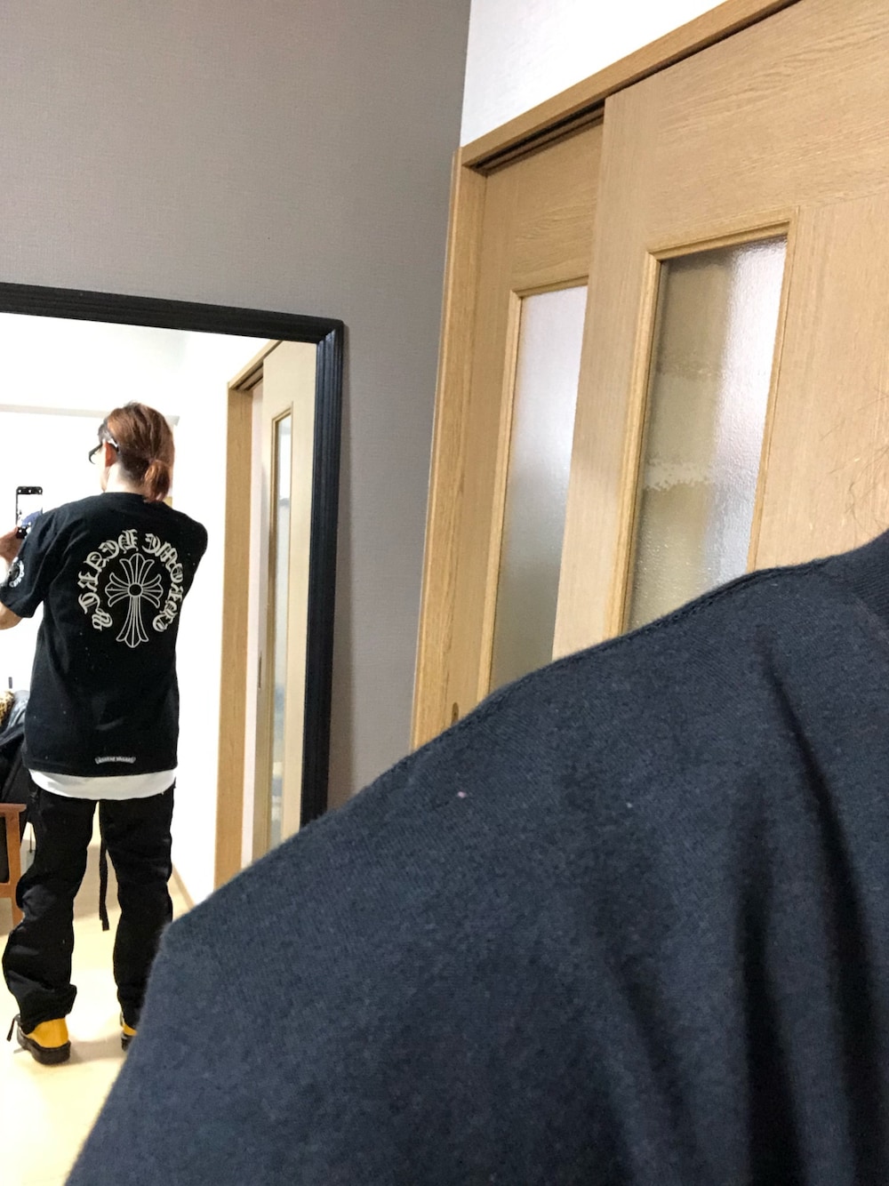 「おしゃれさんと繋がりたい、シンプルコーデ、fear of god、Dr.Martens、クロムハーツ、ビッグシルエット、はるコーデ、モノトーンコーデ、ゆうな、黒」｜「CHROME HEARTSのアイテム（Tシャツ/カットソー、ブラック系）」を使った、アリマ サトシさん（メンズ・168cm）の春コーディネートの1枚目の写真