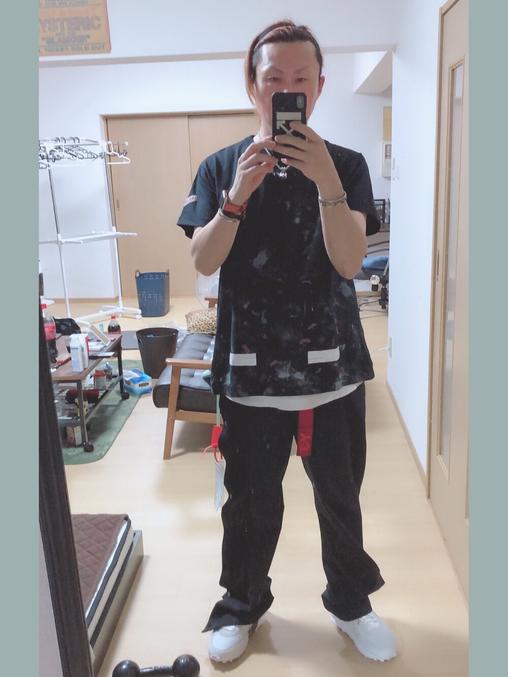 「ビッグシルエット、off white、マルジェラ、サカイナイキ、シンプル、レイヤードスタイル、スニーカー、ゆうな、Tシャツ、今日のコーデ」｜「off whiteのアイテム（Tシャツ/カットソー、ブラック系）」を使った、アリマ サトシさん（メンズ・168cm）の春コーディネートの1枚目の写真