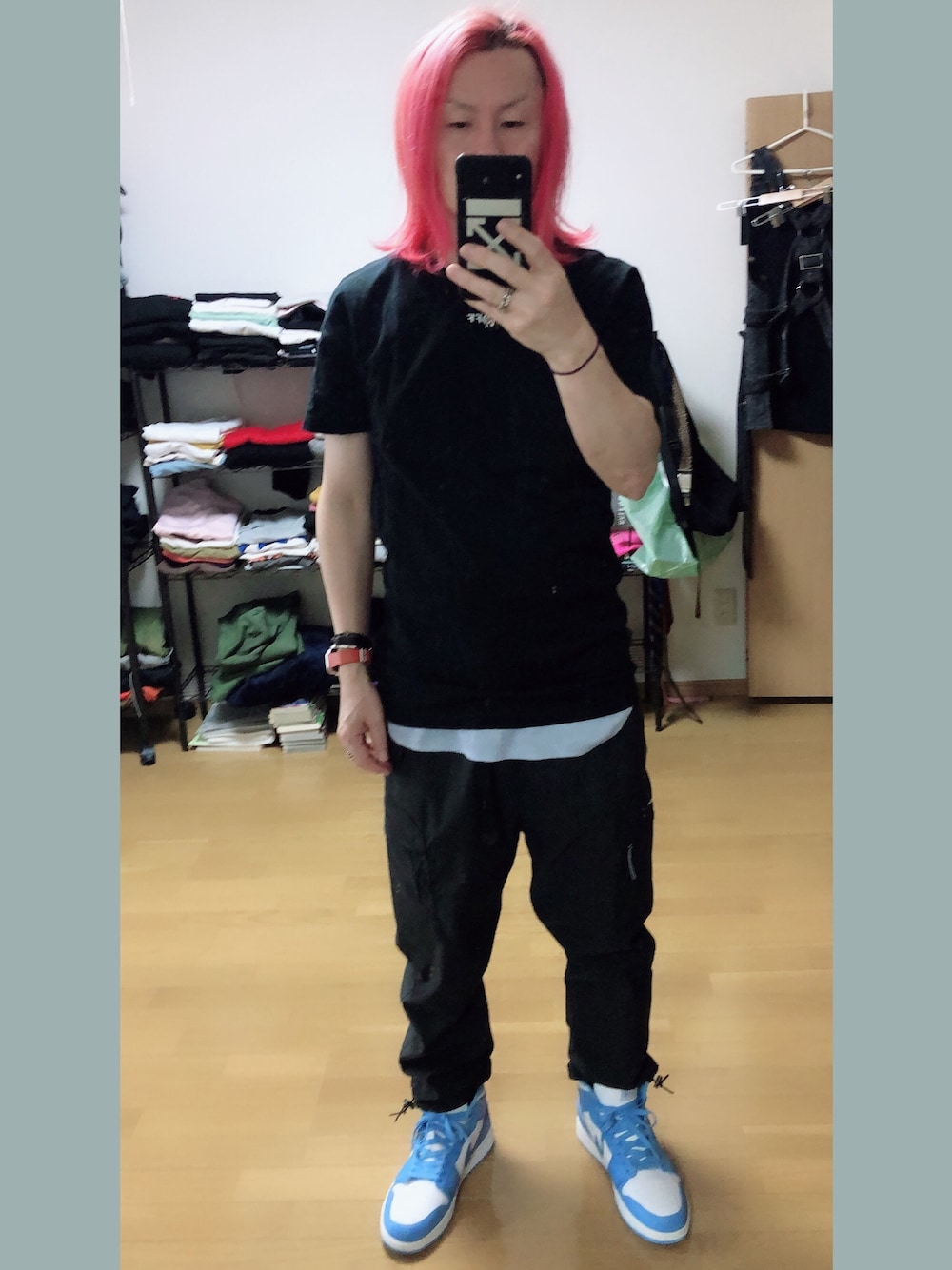 「夏コーデ、リラックススタイル、off white、エルメス、アップルウォッチ、お洒落さんとつながりたい、ゆうな、エアジョーダン、カーゴパンツ、カジュアルコーデ」｜「off whiteのアイテム（Tシャツ/カットソー、ブラック系）」を使った、アリマ サトシさん（メンズ・168cm）の夏コーディネートの1枚目の写真