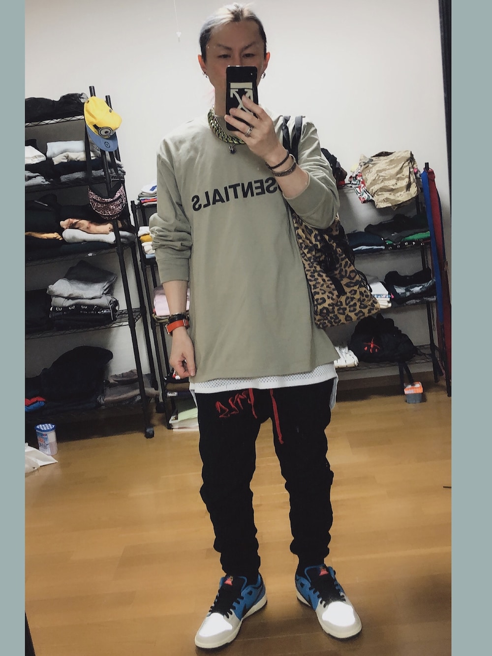「ビッグシルエット、シンプルコーデ、ダンク、ゆうな、スニーカー、supreme、ベージュ、fog、ctls、エルメス」｜「FOG ESSENTIALSのアイテム（Tシャツ/カットソー、ベージュ系）」を使った、アリマ サトシさん（メンズ・168cm）の秋コーディネートの1枚目の写真