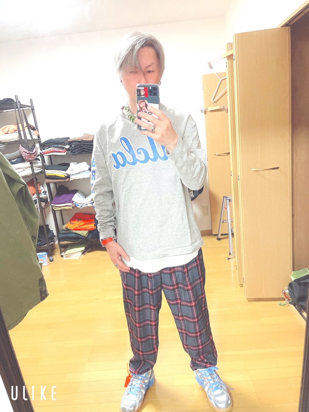 「お洒落さんとつながりたい、スニーカーコーデ、春、セリーヌ、ナイキ、オフホワイト、チャンピオン、ビッグシルエット、カジュアル、ゆうな」｜「Championのアイテム（Tシャツ/カットソー、シルバー系）」を使った、アリマ サトシさん（メンズ・168cm）の春コーディネートの1枚目の写真