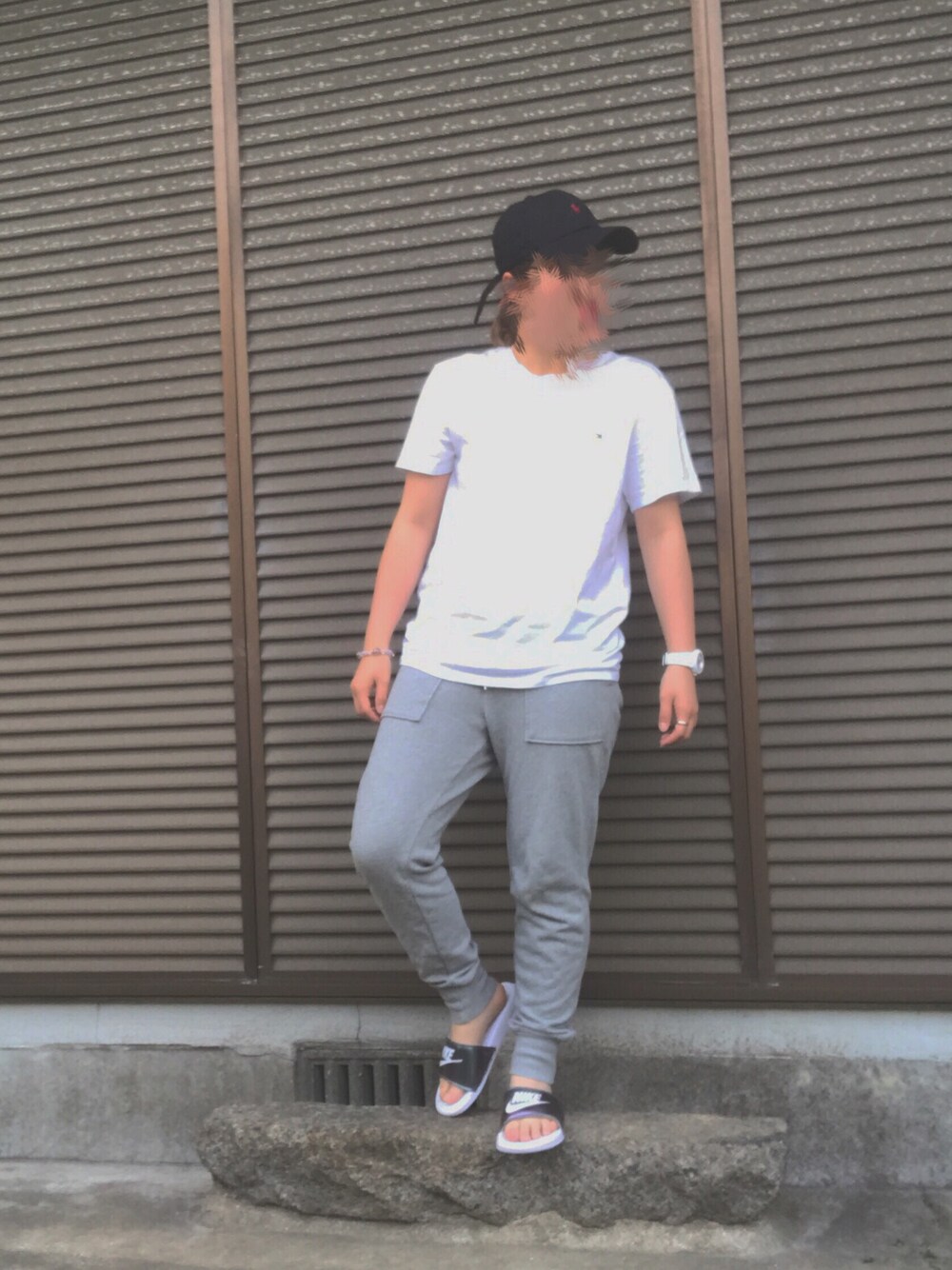 「ラフ、カジュアル、シンプル、白Tシャツ、スウェットパンツ、ベナッシ、メンズライク」｜「TOMMY HILFIGERのアイテム（Tシャツ/カットソー、ホワイト系）」を使った、mifyi🥀さん（レディース・157cm）の夏コーディネートの1枚目の写真